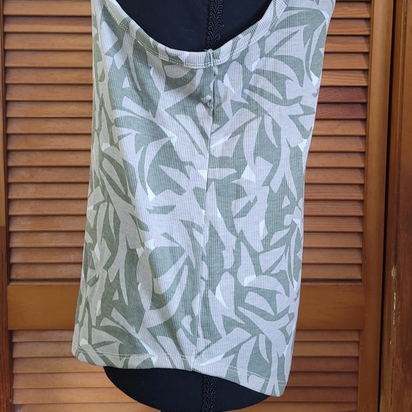 NWT Old Navy UltraLite Rib-Knit Racerback Tank Top Size Large - Picture 12 of 12